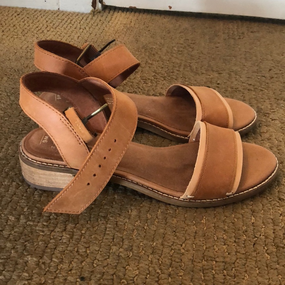 TOMS sandals new condition!!